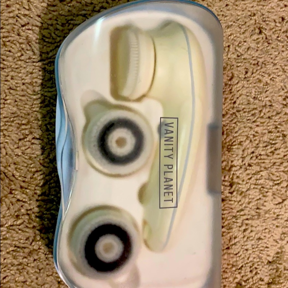 Vanity planet cleansing brush